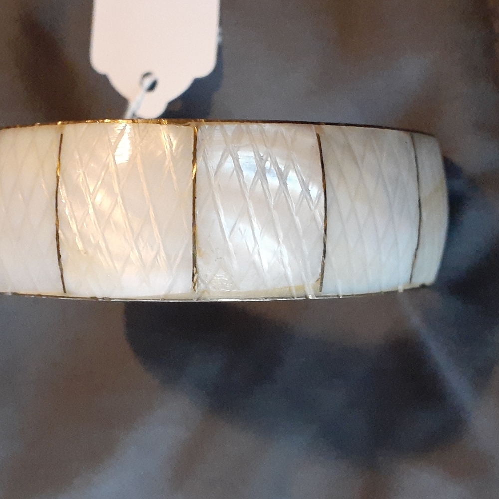 Pearl Vintage Bracelet with gold plated stripes. 9"  Round (L1 124)
